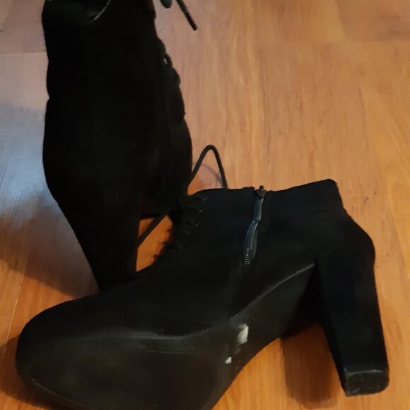 Chunky lace up bootie Size 8 - Picture 2 of 3